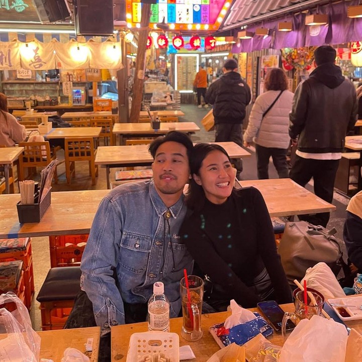 <p>Kehidupan pasangan artis tampaknya tak pernah lepas dari sorot publik. Tak terkecuali pasangan Adrian Khalif dan sang istri, Libra Akila, yang sering memamerkan kemesraannya di media sosial. (Foto: Instagram@adriankhalif)</p>