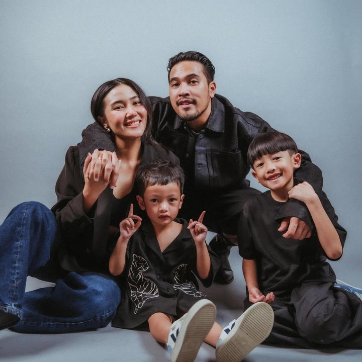 <p>Kebahagiaan Adrian dan Ila pun bertambah dengan kehadiran dua anak laki-laki yang kini tumbuh menjadi anak yang tampan. Mereka adalah Kaiu Arashad Khalif dan Admiralkin Musa. (Foto: Instagram@adriankhalif)</p>
