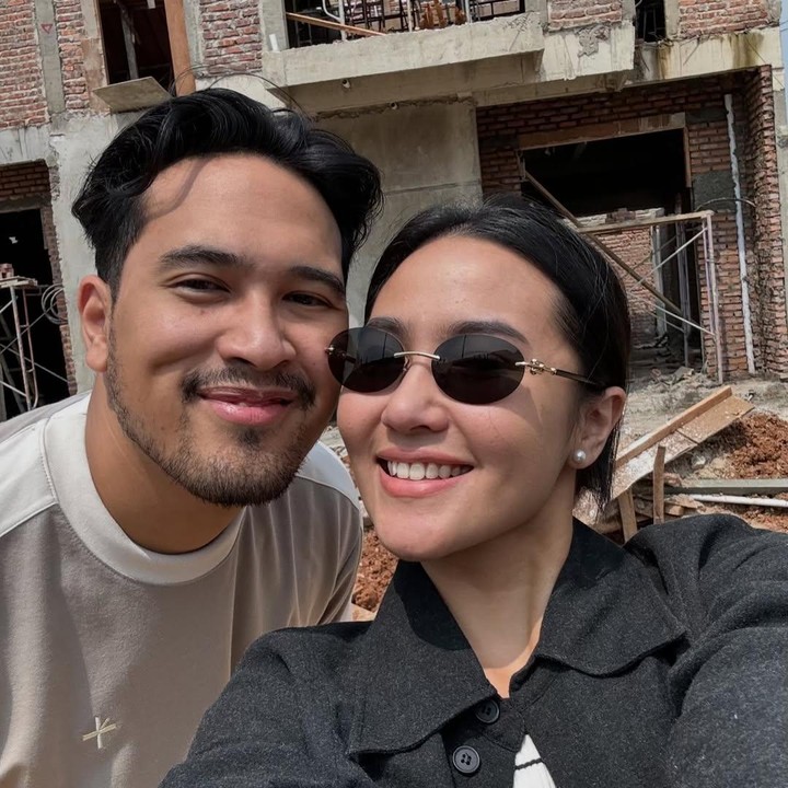 <p>Sebaliknya, justru pasangan ini sering kali terlihat saling memamerkan sisi romantis ke hadapan publik. Misalnya saja, seperti foto berikut ketika Ila memberikan ucapan manis di hari ulang tahun Adrian. (Foto: Instagram@libraakila_)</p>