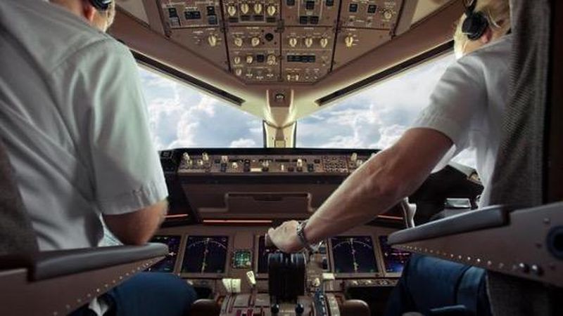 Di tengah pesatnya perkembangan kecerdasan buatan, satu profesi yang tetap tak tergantikan adalah pilot.
