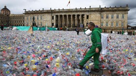 FOTO: Banjir Sampah Plastik 'Rendam' Alun-alun Bogota