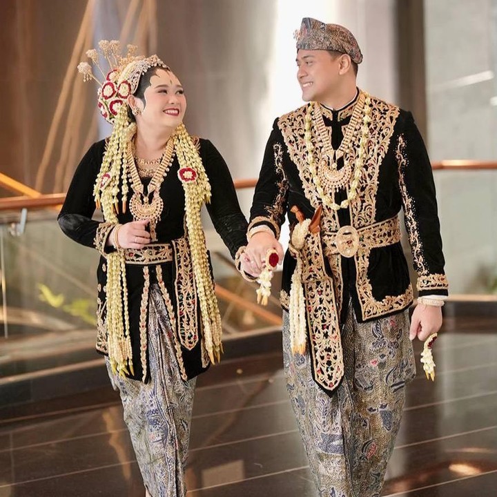 <p>Dalam unggahannya, Ira mem-<em>posting</em> foto sang putri dan suami barunya yang sudah resmi menikah. Kyla terlihat cantik mengenakan baju pengantin adat Jawa berwarna hitam bercorak emas, senada dengan baju yang dikenakan suaminya. (Foto: TikTok @iramayasopha77)</p>