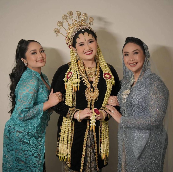 <p>Kabar bahagia datang dari artis senior Ira Maya Sopha. Anak ketiganya, dokter Kyla Putri Nangkana, baru saja dipersunting pujaan hatinya yang bernama Vikry. Kabar bahagia pernikahan Kyla ini dibagikan sang Bunda di akun TikTok belum lama ini. (Foto: TikTok @iramayasopha77)</p>
