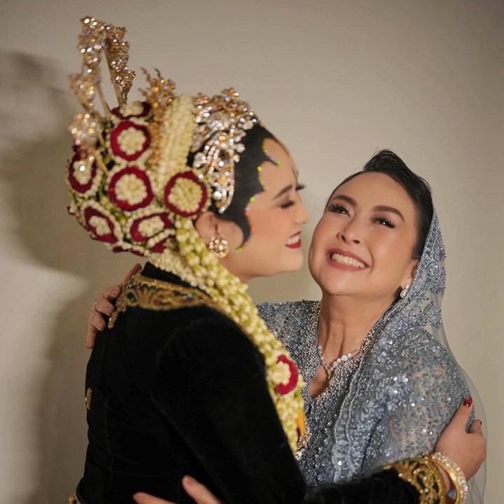 <p>Ira terlihat begitu bahagia bisa mendampingi sang putri di hari bahagianya. Dalam salah satu foto yang diunggahnya, Ira tampak memeluk bahagia putrinya Kyla. "Menghantar ananda tercinta untuk mengawali mahligai rumah tangga bersama pilihan hatinya," tulis Ira. (Foto: TikTok @iramayasopha77)</p>
