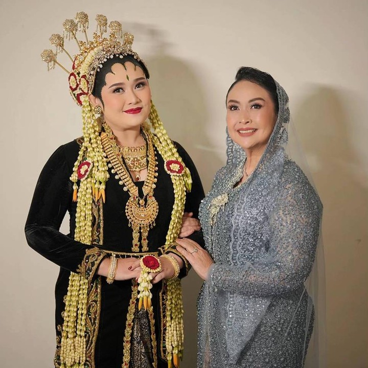 <p>Melalui unggahannya, Ira juga tak lupa mengungkap doa dan harapannya untuk Kyla yang telah resemi menikah dengan pria pilihannya. "Mama selalu mendoakan, agar Kyla & Vikry menjadi pasangan yang bahagia, penuh cinta, berjodoh dunia akhirat, Aamiin Ya Allah," ungkap perempuan 57 tahun itu. (Foto: TikTok @iramayasopha77)</p>