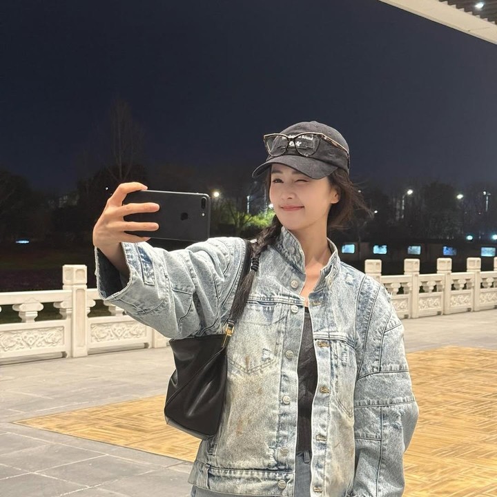 <p>Ia kerap mengunggah foto OOTD saat mengenakan outfit kasual. Misalnya dalam foto ini, ia memadukan jaket dan celana denim dengan atasan hitam. (Foto: Instagram @bailu_923)</p>
