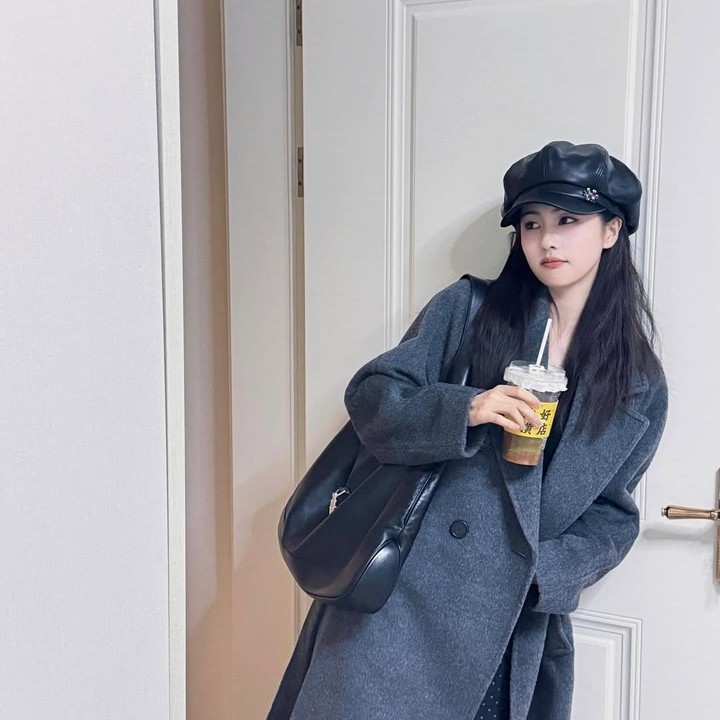 <p>Sementara dalam foto ini, perempuan berusia 30 tahun tersebut melengkapi outfit-nya dengan coat berwarna abu-abu dan topi hitam. (Foto: Instagram @bailu_923)</p>