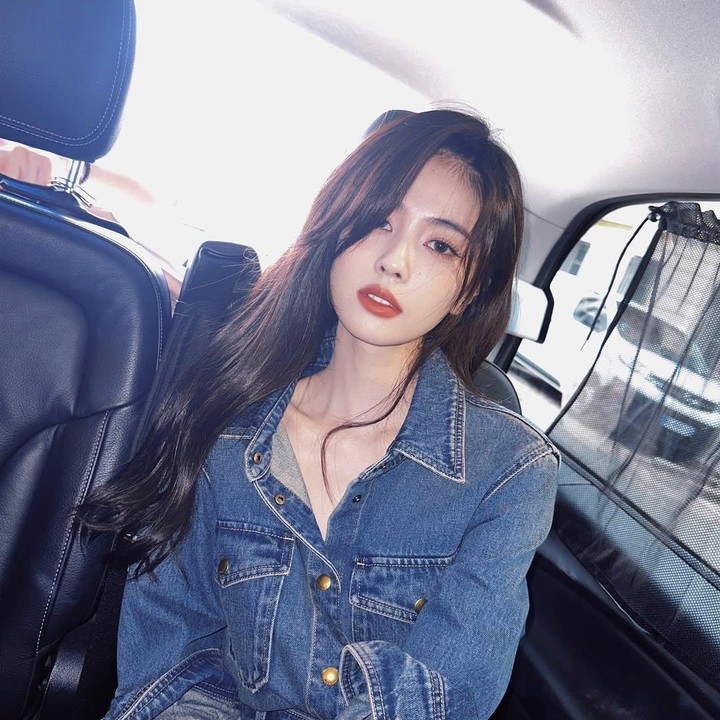 <p>Takut mengenakan outfit serba denim? Coba tiru outfit kasual pemeran drama China Story of Kunning Palace ini. Ia terlihat chic dengan atasan dan celana berwarna blue denim. (Foto: Instagram @bailu_923)</p>