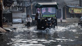 FOTO: Banjir Rob Rendam Muara Angke Jakarta
