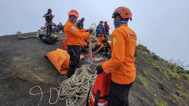Pendaki Swiss Terjatuh di Gunung Rinjani, Tim SAR Evakuasi Pendaki Swiss, Benedikt Emmenegger, jatuh di Gunung Rinjani. Tim SAR sudah terjun evakuasi, namun kondisi korban belum diketahui.