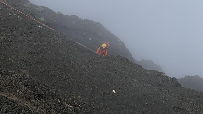Pendaki Swiss Jatuh di Gunung Rinjani Berhasil Dievakuasi Helikopter Pendaki Swiss Benedikt Emmenegger berhasil dievakuasi dari Gunung Rinjani menggunakan helikopter setelah terjatuh.