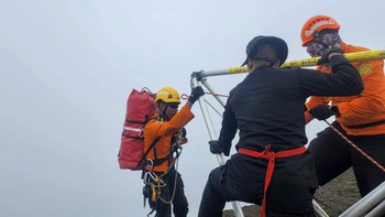 FOTO: Evakuasi Jenazah Pendaki Brasil dari Jurang Gunung Rinjani