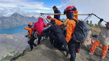 FOTO: Evakuasi Juliana Marins hingga Pemeriksaan Nadiem di Kejagung
