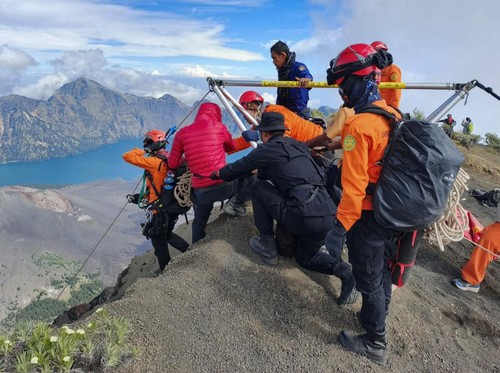 FOTO: Evakuasi Juliana Marins hingga Pemeriksaan Nadiem di Kejagung