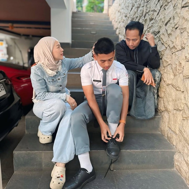 <p>Pada <em>postingan</em> itu, Shanty memperlihatkan momen ketika sang putra yang mengenakan seragam SMA lengkap tengah bersiap untuk berangkat seleksi. Sang Bunda tampaknya tak bisa menyembunyikan perasaan bangganya. (Foto: Instagram@shantydenny)</p>