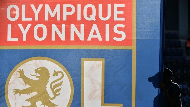 Olympique Lyon mendapat hukuman terdegradasi ke kasta kedua Liga Prancis, Ligue 2, karena masalah keuangan.