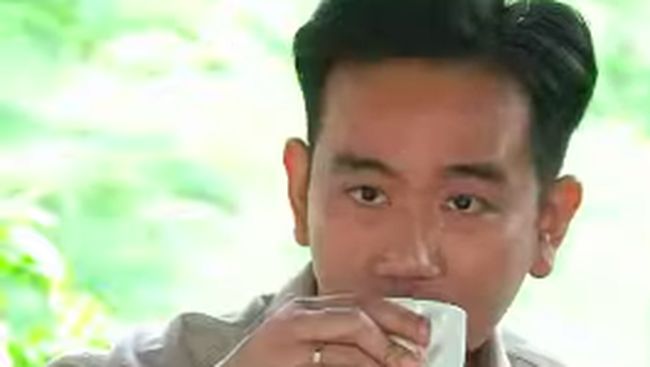 Celurit Gibran Patah Saat Panen Tebu, Disinggung Pertanda soal Jabatannya