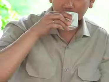 Celurit Gibran Patah Saat Panen Tebu, Disinggung Pertanda soal Jabatannya