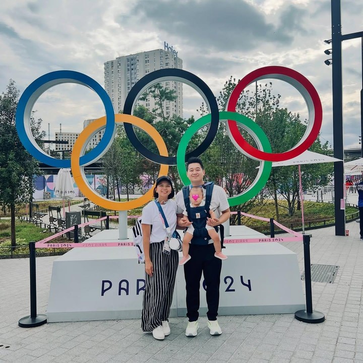 <p>Meski telah gantung raket, Greysia masih aktif di dunia bulutangkis sebagai pengurus PBSI, Bunda. Dalam potret terbaru yang diunggahnya, Greysia membagikan foto-fotonya saat datang ke Olimpiade bersama suami. Pada gelaran Olimpiade 2024 di Paris, Greysia datang bersama suami dan putri kecilnya. "Entah kenapa, Olimpiade terasa seperti kisah hidupku," tulisnya. (Foto: Instagram @greyspolii)</p>