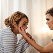 5 Alasan Cancer Selalu Terbawa Perasaan saat Mendengar Curhatan Orang Lain