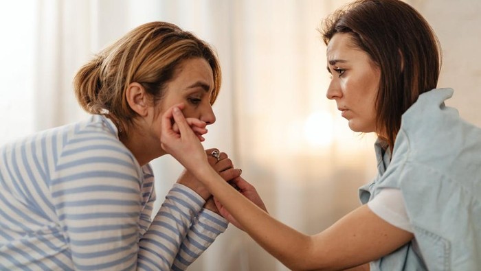 5 Alasan Cancer Selalu Terbawa Perasaan saat Mendengar Curhatan Orang Lain