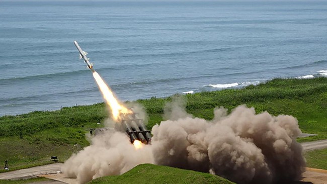 Jepang untuk pertama kalinya melakukan uji coba rudal permukaan kapal pada Selasa (25/6) sebagai upaya meningkatkan kemampuan militer melawan China.