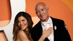 Pendiri Amazon Jeff Bezos dan Lauren Sanchez Resmi Menikah