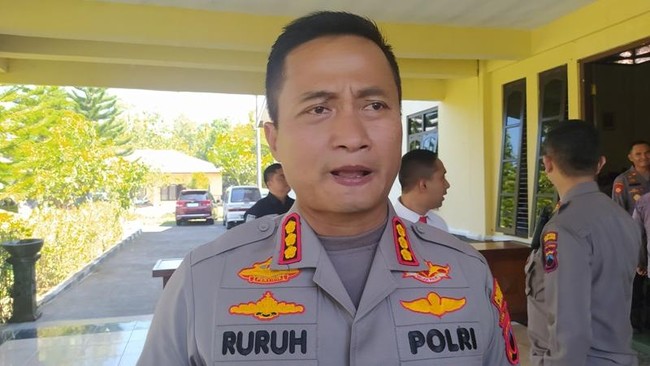Ruruh Wicaksono, Kapolres Cilacap yang Ditunjuk Jadi Ajudan Gibran Kapolresta Cilacap Kombes Ruruh Wicaksono ditunjuk sebagai ajudan Polri untuk Wakil Presiden (Wapres) Gibran Rakabuming Raka.
