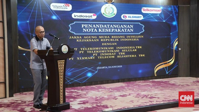 Teken MoU, Kejagung Bisa Sadap Nomor Telkomsel, Indosat hingga XL Kejaksaan Agung (Kejagung) meneken kerja sama atau nota kesepakatan dengan empat operator telekomunikasi terkait dengan dukungan penegakan hukum.