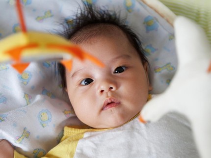 Tahapan Perkembangan Penglihatan Bayi Usia 1 Bulan