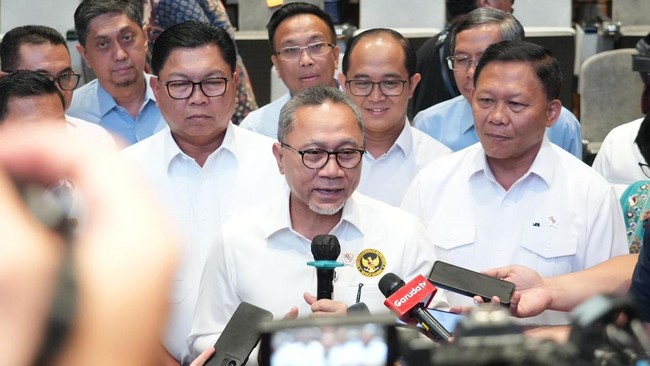 Zulhas Optimistis Kopdes Merah Putih Jadi Kekuatan Ekonomi Baru Zulkifli Hasan optimistis bahwa kehadiran Kopdes Merah Putih dapat menjadi kekuatan ekonomi baru berbasis desa yang mendukung kesejahteraan warga setempat.