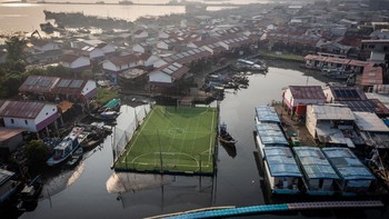 FOTO: Penampakan Lapangan Apung di Tengah Perairan Pesisir Muara Angke