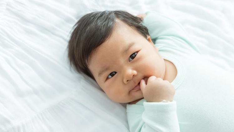 Alasan Bayi Sering Memasukkan Benda ke Dalam Mulut, Ternyata...