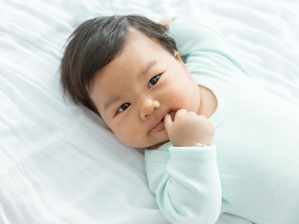 Alasan Bayi Sering Memasukkan Benda ke Dalam Mulut, Ternyata...