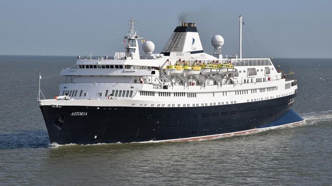 MV Astoria, kapal pesiar tertua di dunia yang telah berlayar selama 77 tahun, bersiap untuk perjalanan terakhirnya menuju pembongkaran.