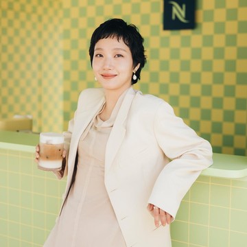 img-title 'Chilling' Ala Kim Go Eun, Segelas Es Kopi Nespresso Koleksi Musim Panas di Tangan