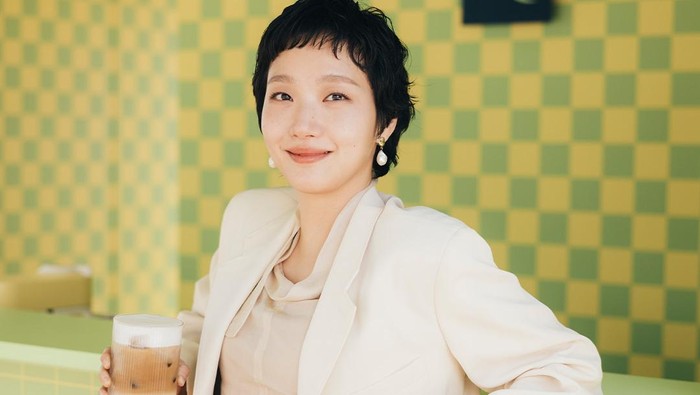 'Chilling' Ala Kim Go Eun, Segelas Es Kopi Nespresso Koleksi Musim Panas di Tangan