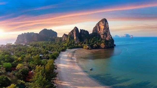 Top 5 List: Pantai dengan Sunset Tercantik di Indonesia