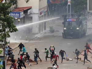 Demo Berdarah Pecah, Massa Bentrok dengan Polisi-16 Orang Tewas Demo Berdarah Pecah, Massa Bentrok dengan Polisi-16 Orang Tewas