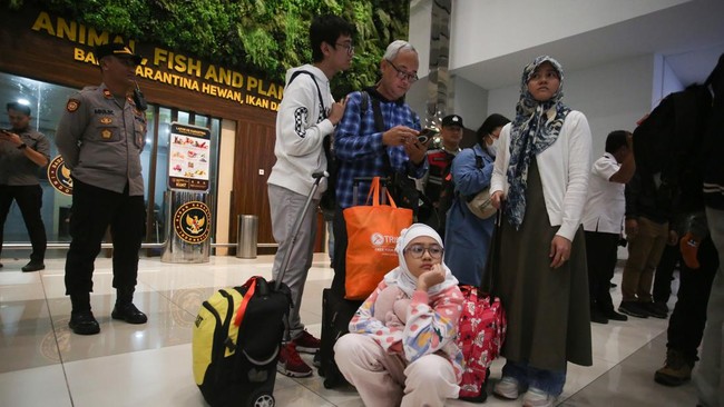FOTO: Momen 11 WNI yang Dievakuasi dari Iran Tiba di Bandara Soetta