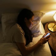 Ini Alasan Kenapa Sebaiknya Kamu Tidak Tidur dengan Lampu Menyala