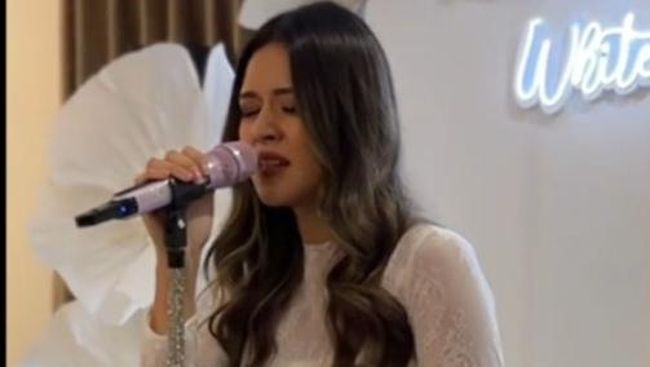 Potret Raisa Nyanyi di Ruang Tamu Rumah Crazy Rich Haji Dirman yang Jadi Sorotan
