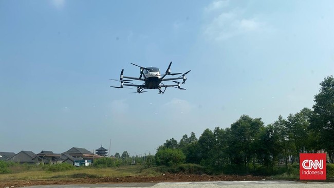 Taksi terbang EHang 216 S untuk pertama kalinya mengudara di Indonesia sambil membawa penumpang, yaitu Rudy Salim dan Raffi Ahmad.
