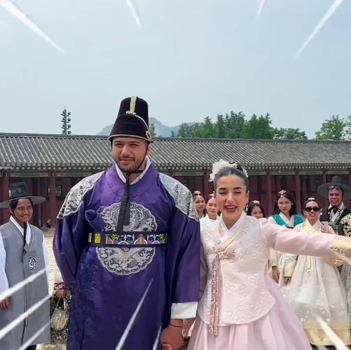 <p>Momen itu diketahui langsung video yang diunggah di kanal YouTube pribadinya. “Ini bukan jalan-jalan, ini adalah <em>work trip</em> dan kali ini kita di Korea again. Aku bawa 58 tim MOP ke Korea untuk jalan-jalan, <em>outing,</em> dan juga <em>research</em> dan <em>development,”</em> ujar Tasya, dikutip dari kanal <em>YouTube Tasya Farasya</em>, Rabu (25/6/2025). (Foto: YouTube tasya farasya)</p>