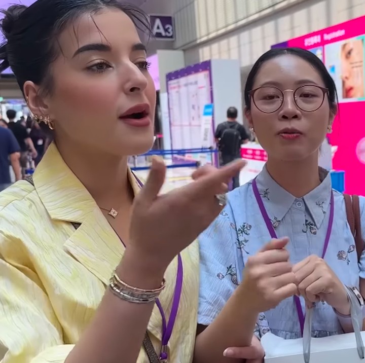 <p>Belum lama ini, ia membawa puluhan karyawan brand<em> skincare-</em>nya, Mother of Pearl, liburan ke Korea Selatan. Namun, Tasya mengatakan perjalanan ini kali ini juga termasuk <em>business trip</em>, Bunda. (Foto: YouTube tasya farasya)</p>