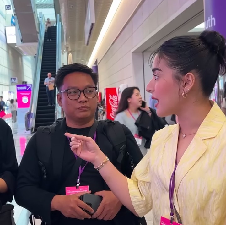<p>Lantaran salah satu tujuannya ke Korea juga untuk pekerjaan, Tasya bersama timnya datang ke acara COSMO BEAUTY SEOUL 2025. Ia juga sempat merincikan agendanya. <em>“</em>Jadi kita hari ini mau ke pameran terus abis itu aku mau ke salah satu manufaktur terbesar di Korea. Jadi ini sebenarnya <em>outing </em>kantor, liburan sambil kerja,” tuturnya. (Foto: YouTube tasya farasya)</p>