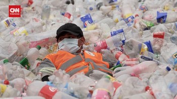 VIDEO: Bogota 'Banjir' Botol Plastik saat Demo Pekerja Daur Ulang