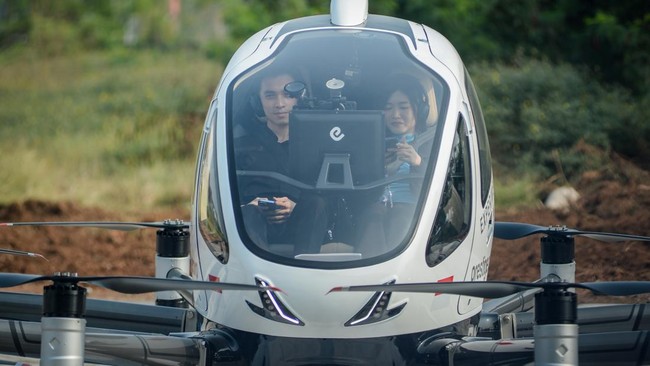 Biaya jasa EHang 216 S disebut Rp500 ribu per 30 menit, sementara helikopter dikatakan Rp50 juta.