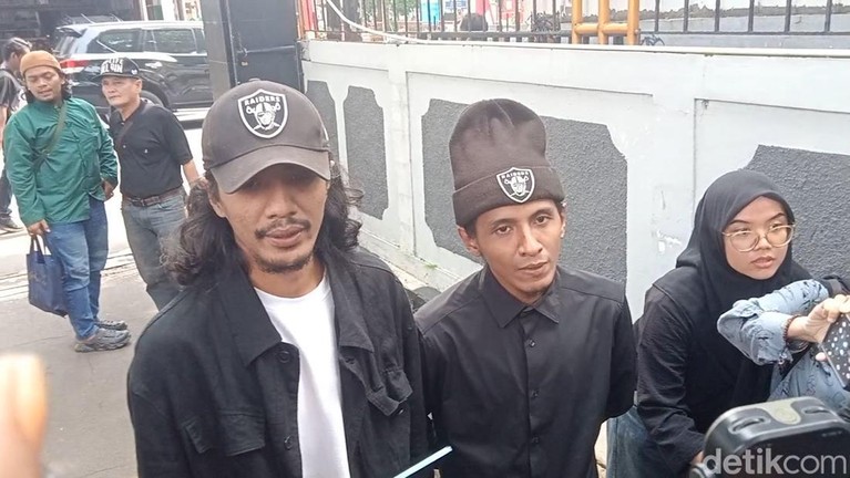 Vadel Badjideh Dua kakak Vadel Badjideh siap dampingi Vadel hadapi sidang perdana.