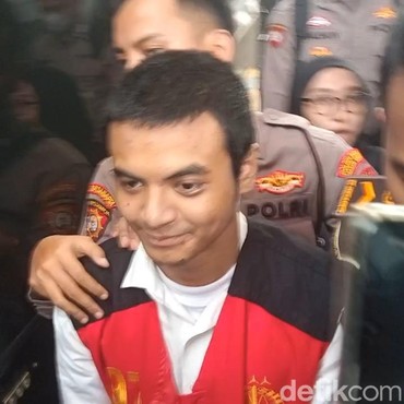 Tampil Berbeda, Vadel Badjideh Dijaga Ketat Menuju Ruang Sidang